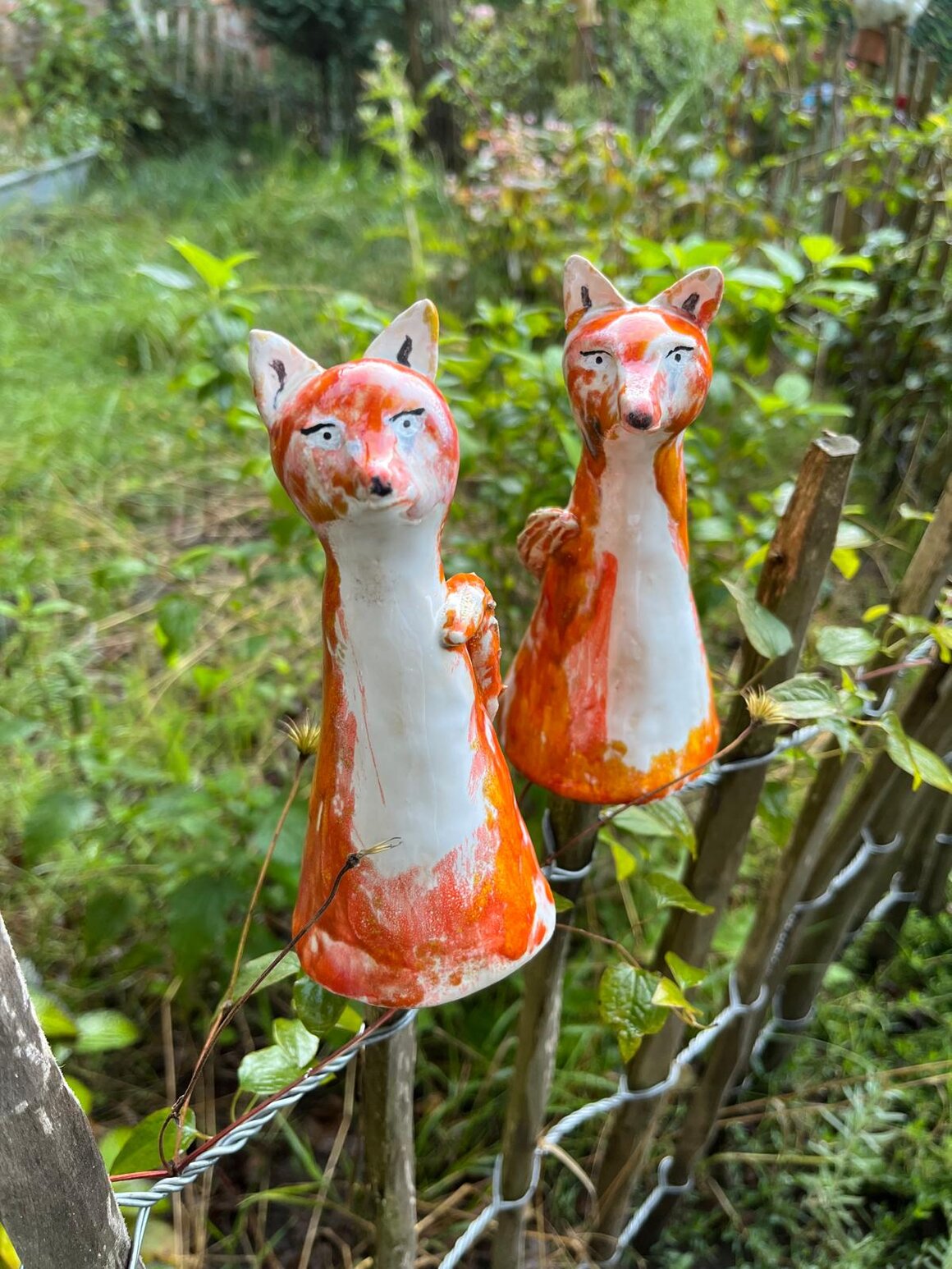 Nahaufnahme einer handgefertigten Keramikschale mit feiner Struktur