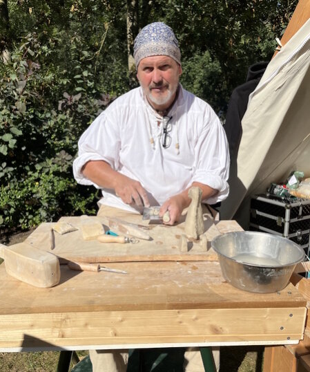 Kleine Gruppe arbeitet gemeinsam an einem Töpferkurs-Tisch