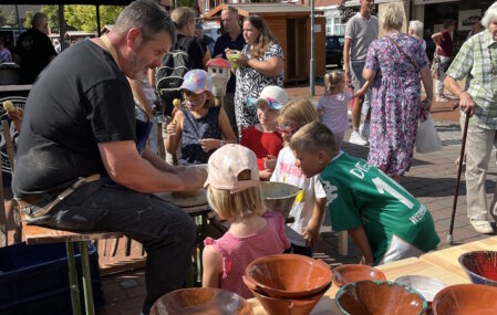 Detailaufnahme einer handgemachten Keramikschale