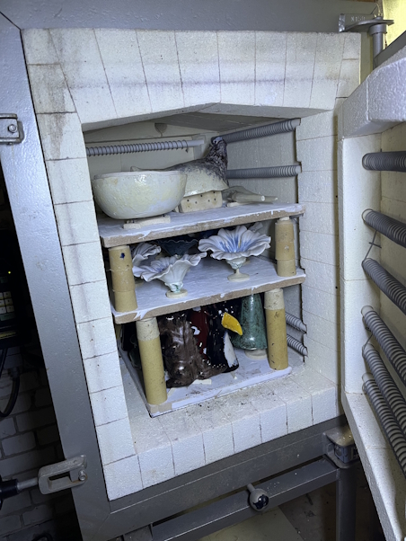 Hände, die Ton formen, im Keramikatelier