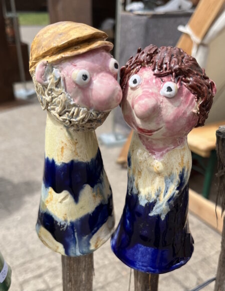 Keramikatelier mit Werkzeugen und getöpferten Stücken