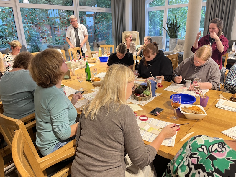 Freundesgruppe töpfert gemeinsam am Tisch