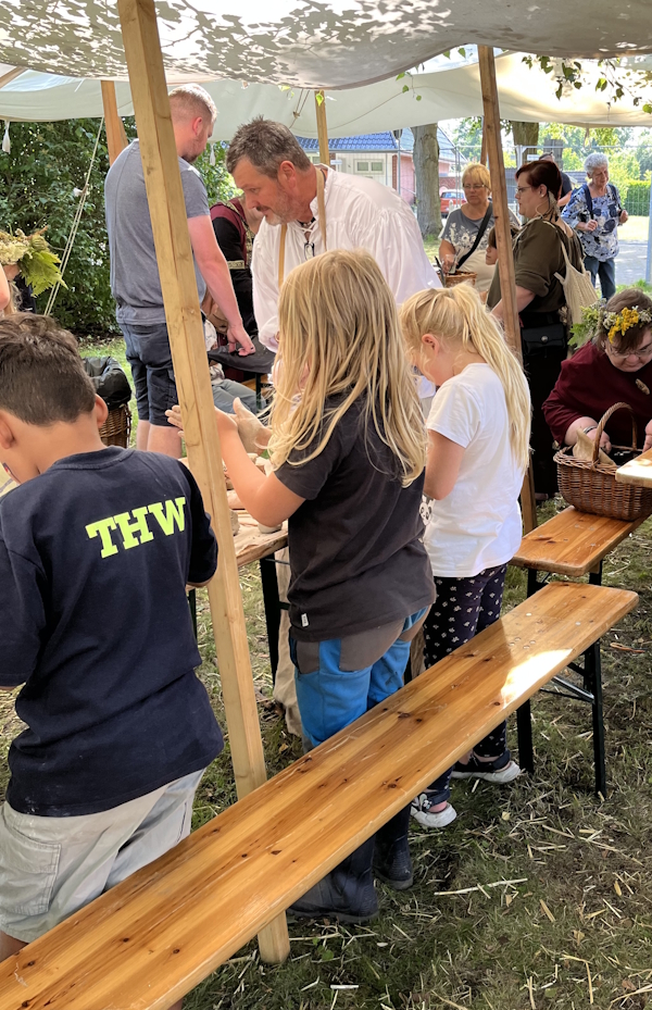 Festlich dekorierter Tisch mit Keramik im Rahmen einer Feier