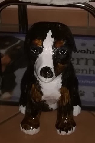 Keramikgeschenke auf einem Holztisch arrangiert